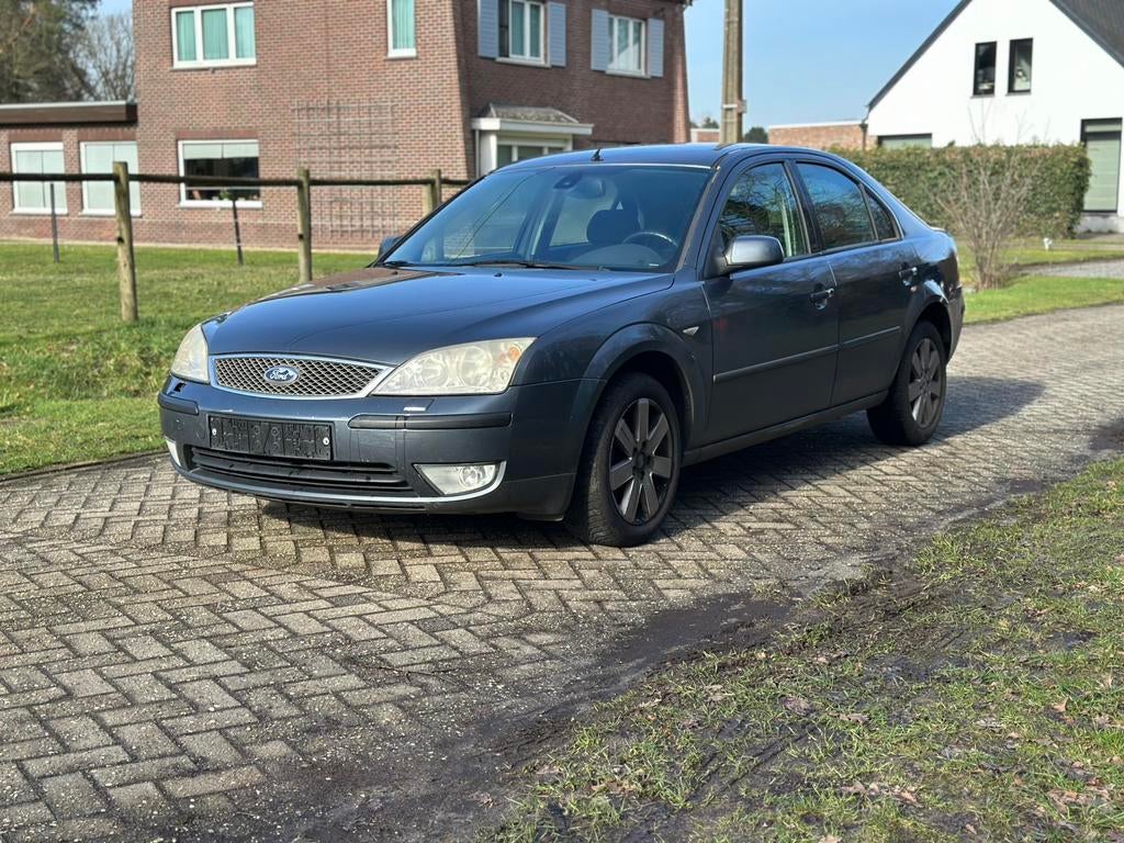 Ford Mondeo 1.8 Benzine 2004 Navigatie 900€, Auto's, Stof, Zwart, Bedrijf, 5 deurs