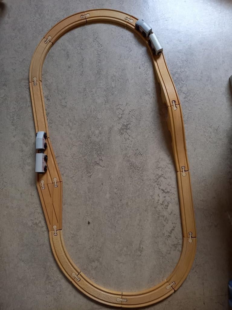 18-delige houten spoorweg. Inclusief treintjes met magneten., Enlèvement, Comme neuf