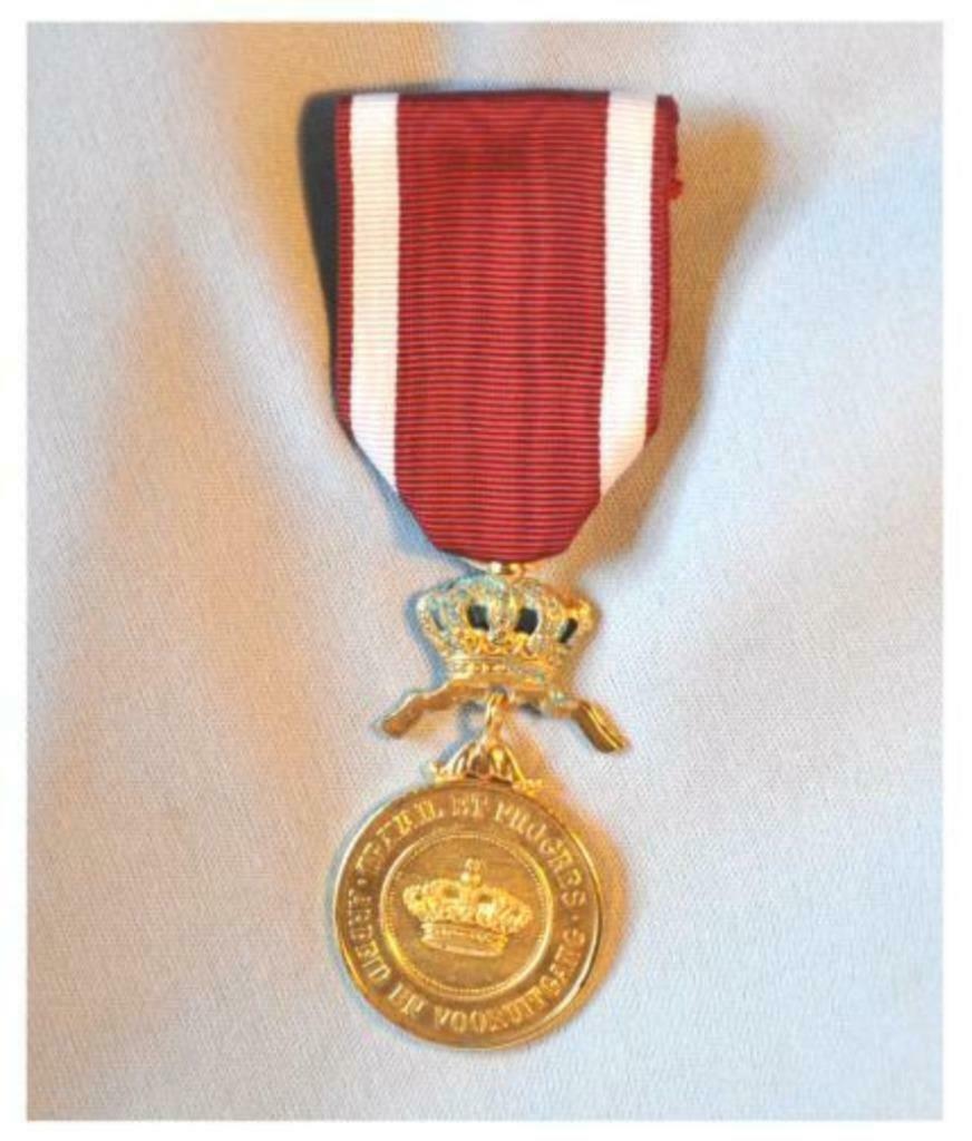 §§ medaille ordre de la couronne medaille d'or, Enlèvement ou Envoi, Autres, Ruban, Médaille ou Ailes