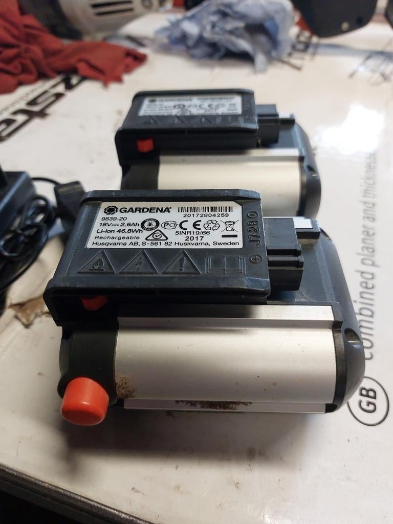 2 accu s voor gardena machine 18v, Enlèvement, Utilisé