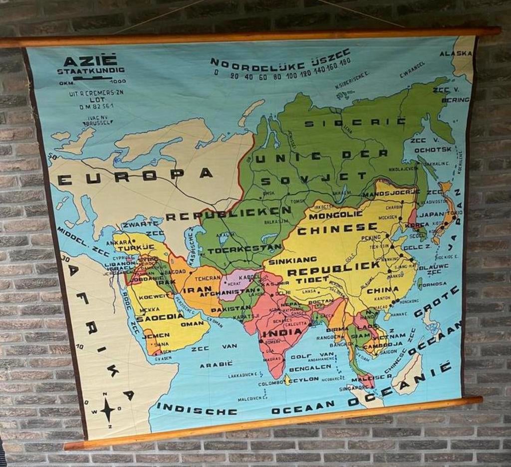 Oude schoolkaart Azië op linnen, Ophalen