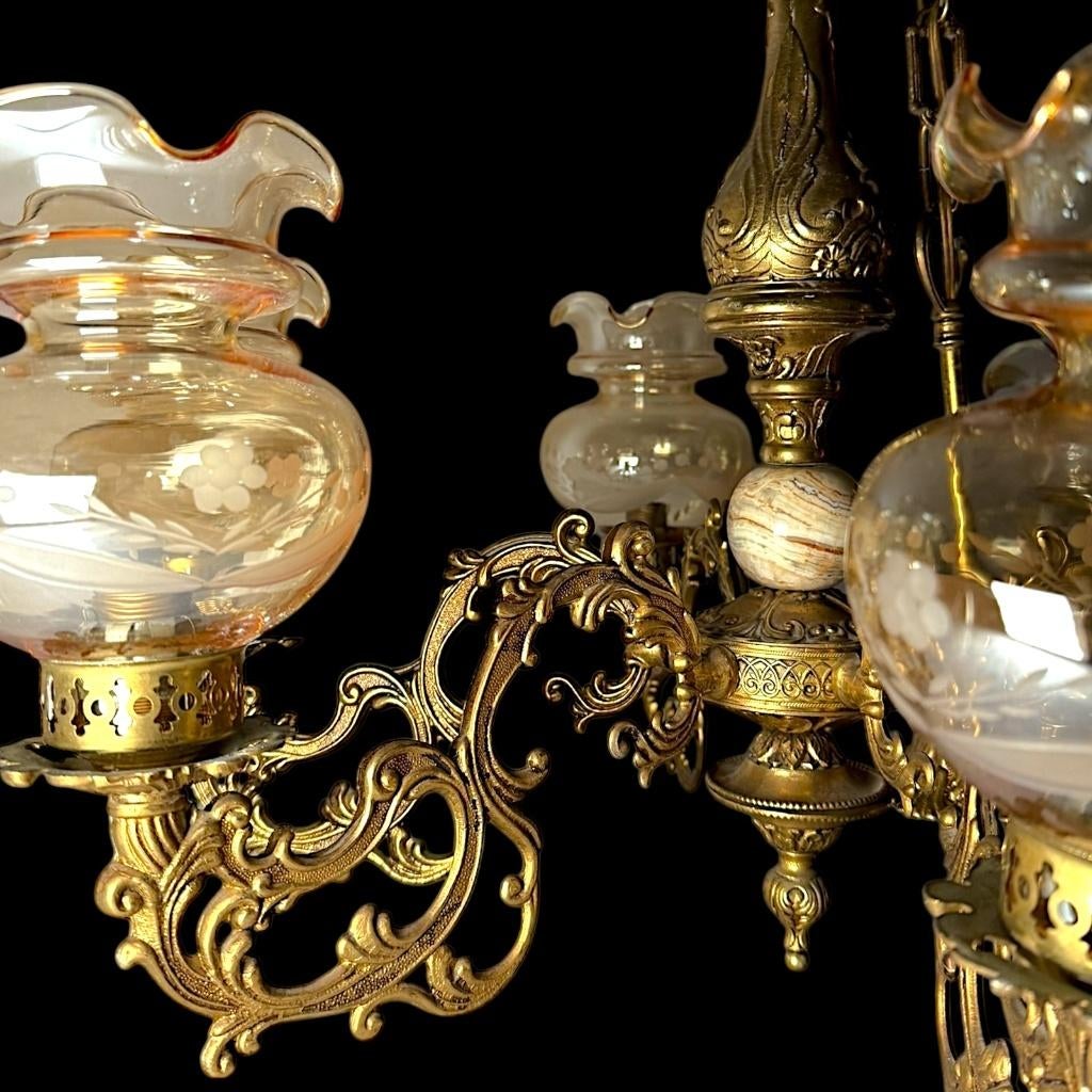 Vintage kroonluchter in messing, marmer & amberkleurglas, Ophalen, Gebruikt, Glas, Klassiek