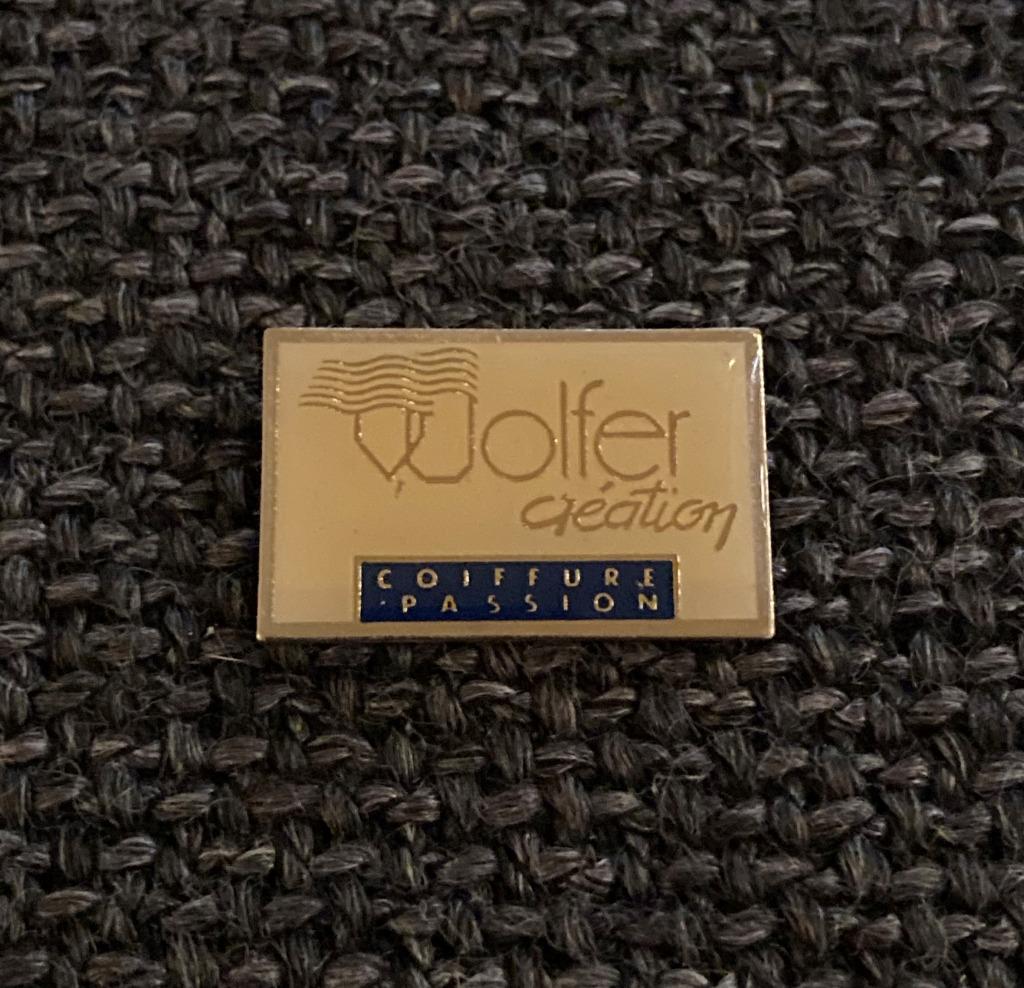 PIN - WOLFER - COIFFURE - COIFFEUR - KAPPER, Envoi, Utilisé, Autres sujets/thèmes, Insigne ou Pin's