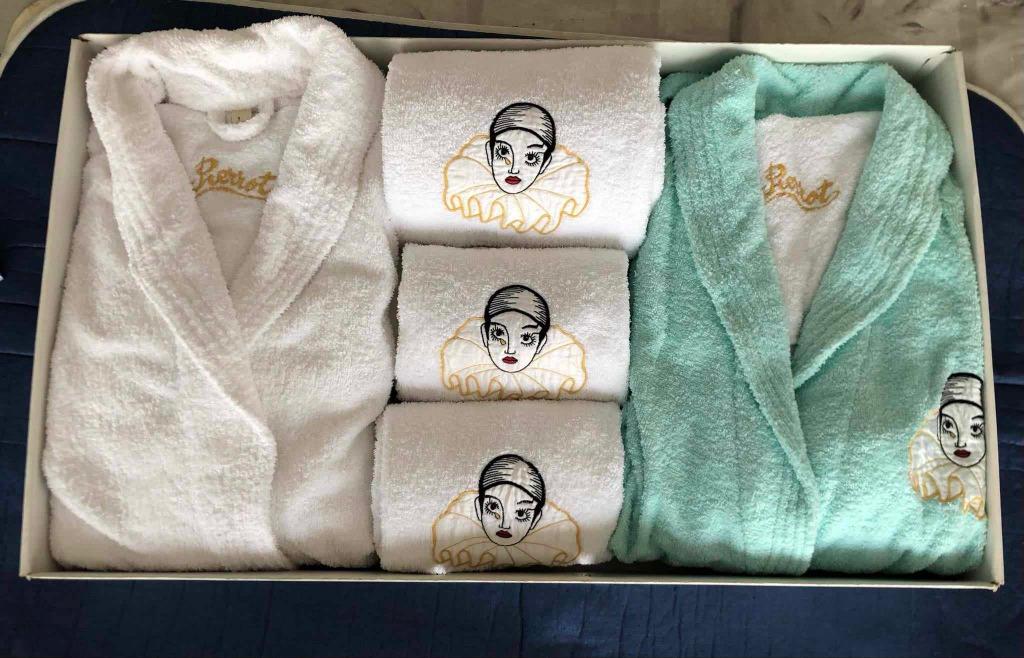NIEUWE SET BADJASSEN MET HANDDOEKEN, Ophalen of Verzenden, Nieuw, Wit, Handdoek