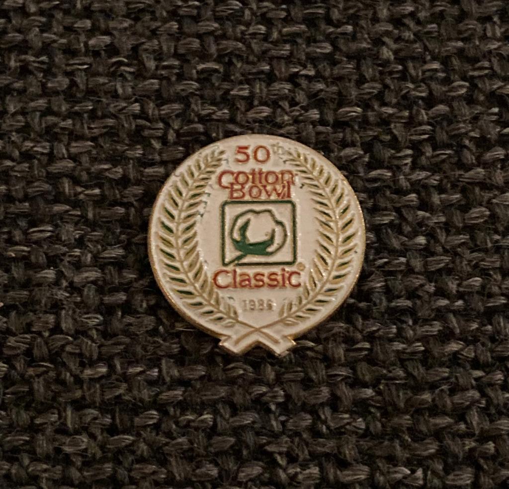 PIN - 50 COTTON BOWL CLASSIC - RUGBY - AMERICAN FOOTBALL, Verzenden, Gebruikt, Sport, Speldje of Pin