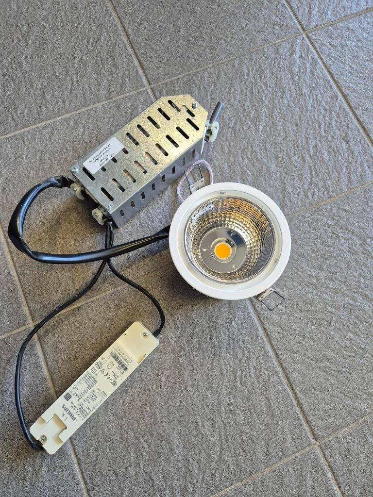 Lichtarmatuur Led TRILUX, Ophalen, Zo goed als nieuw, Metaal