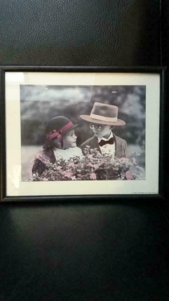 Schattige kindjes met hoed en bloemen- ingekaderde foto, Antiek en Kunst, Kunst | Tekeningen en Fotografie, Ophalen of Verzenden