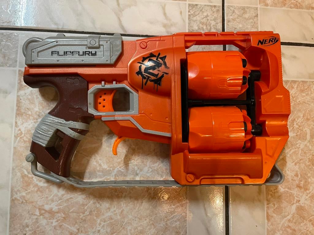 NERF Zombie Strike FlipFury Blaster–dubbel draaiende trommel, Ophalen, Zo goed als nieuw