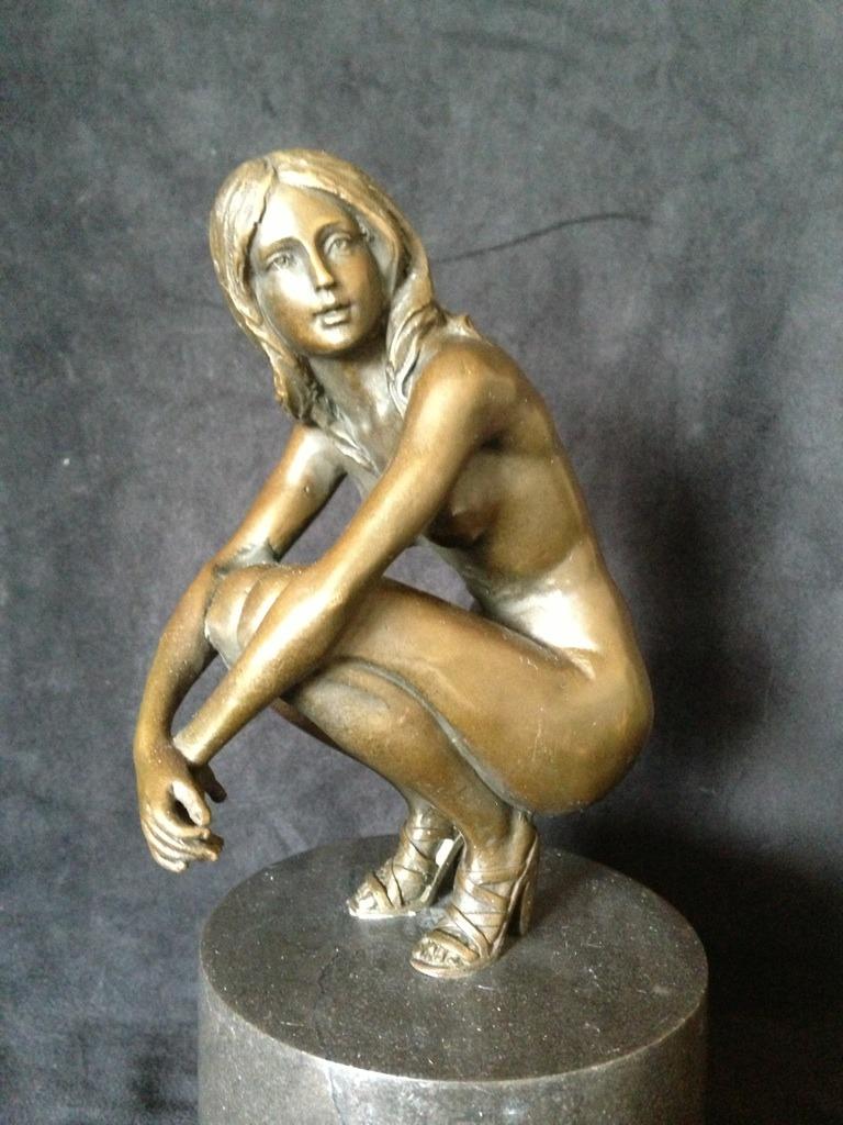 Bronzen naakte hurkende dame erotisch. Claude zuiver brons, Ophalen of Verzenden