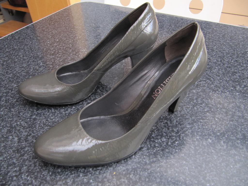 nieuwe grijze pumps schoenen Globo Ambition 39 lak, Neuf, Gris, Enlèvement ou Envoi, Escarpins