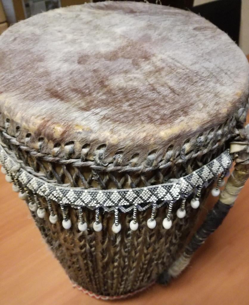 Dubbelvellige Afrikaanse trom (Congo), Ophalen, Gebruikt