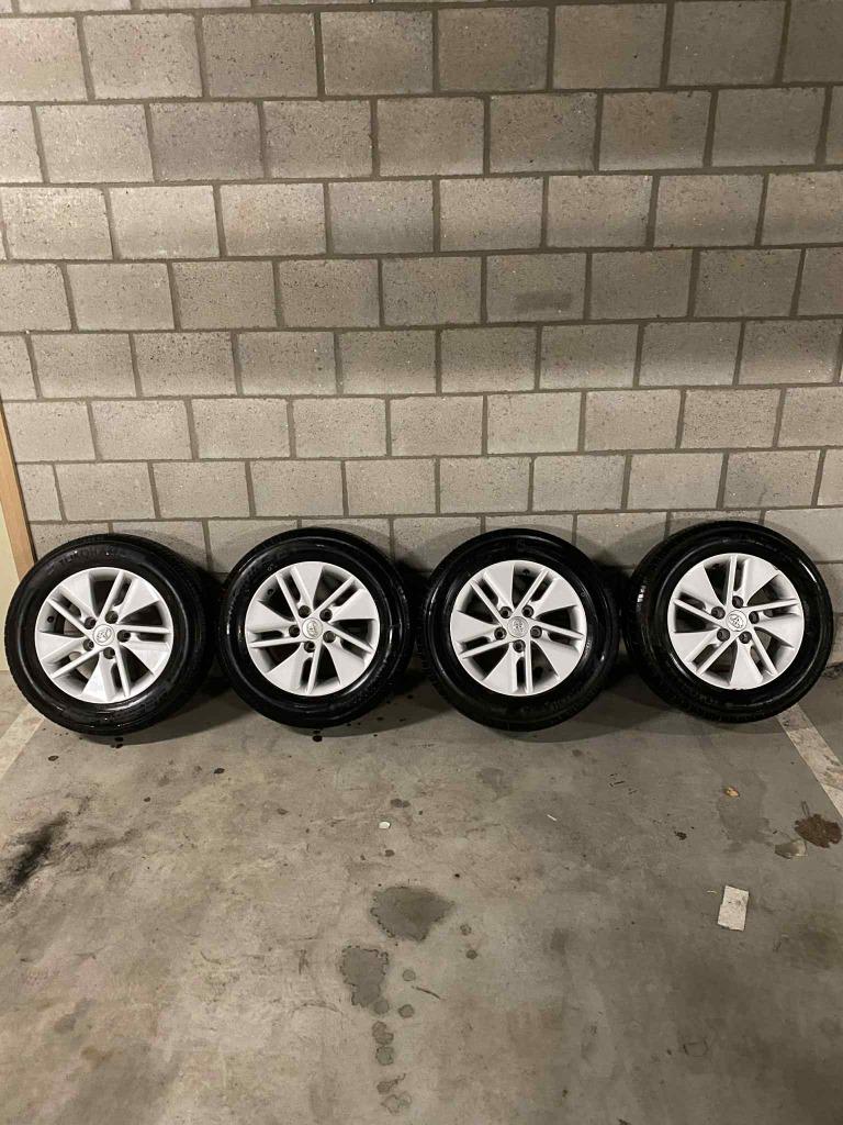 Toyota luxe velgen met banden, Ophalen, Gebruikt, 15 inch, Banden en Velgen