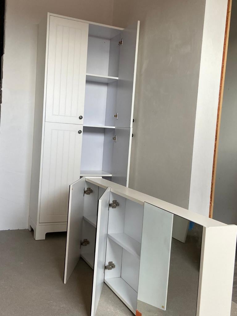 Badkamer meubelen: hoge witte kast, spiegelkast, lavabo, Immo