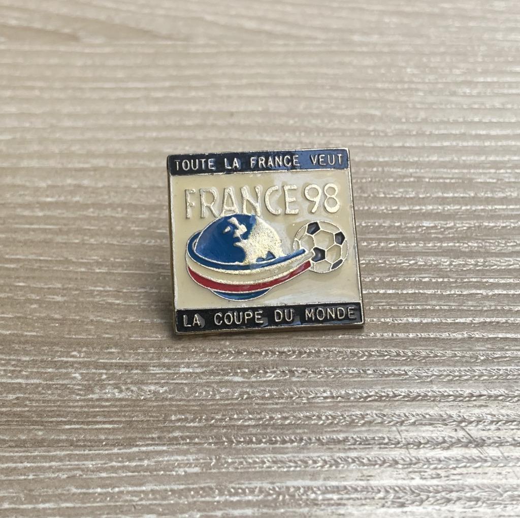 PIN - FRANCE 98 - LA COUPE DU MONDE - FOOTBALL - VOETBAL, Envoi, Utilisé, Sport, Insigne ou Pin's
