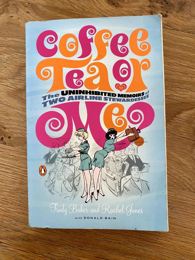 Boek: Coffee, Tea or me? -Trudy Baker, Rachel Jones, Ophalen of Verzenden, Gelezen, Trudy Baker, Rachel Jones