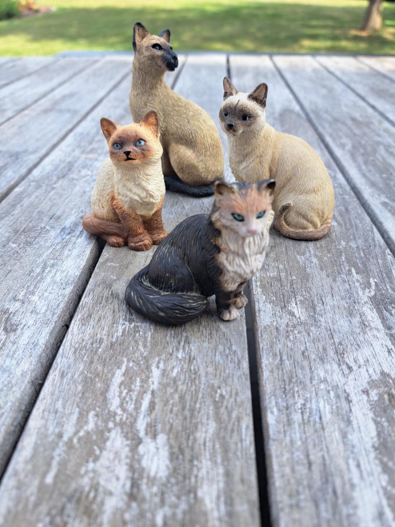 4 kattenbeelden  -  1 van Schleich -  1 van Ottanta, Verzamelen, Beelden en Beeldjes, Gebruikt, Dier, Ophalen of Verzenden