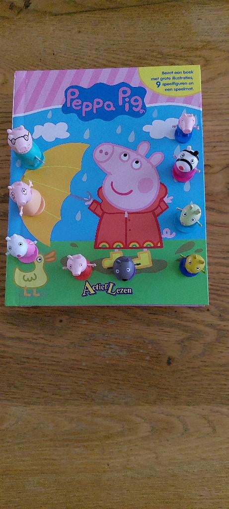Peppa Pig : boek met speelfiguurtjes en -mat, Boeken, Ophalen of Verzenden, Gelezen, 3 tot 4 jaar
