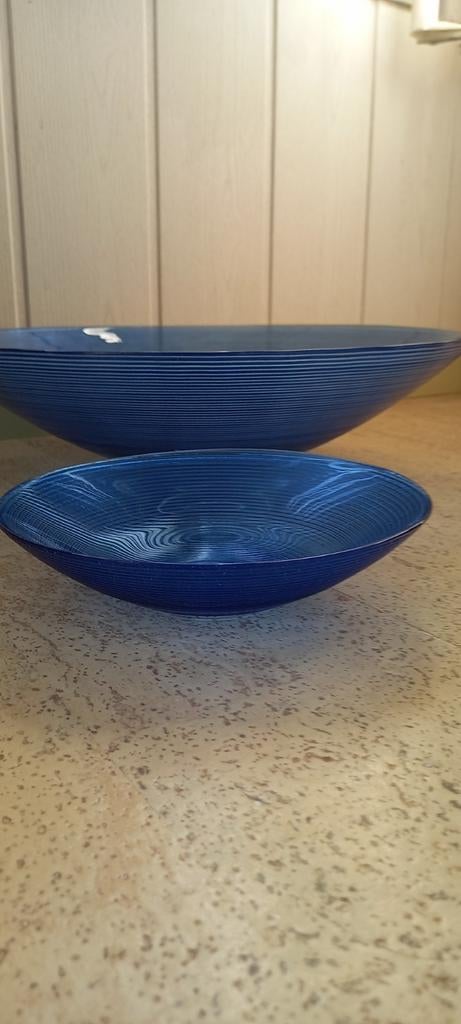 2 blauwe schalen 40 en 20cm uit geribbeld glas, Schaal, Rond, Ophalen of Verzenden, Glas