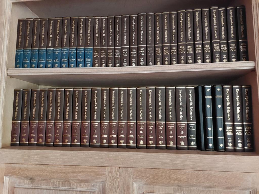 Encyclopaedia Brittanica uitgave 1981 + jaarboeken tot 2002, Ophalen, Zo goed als nieuw