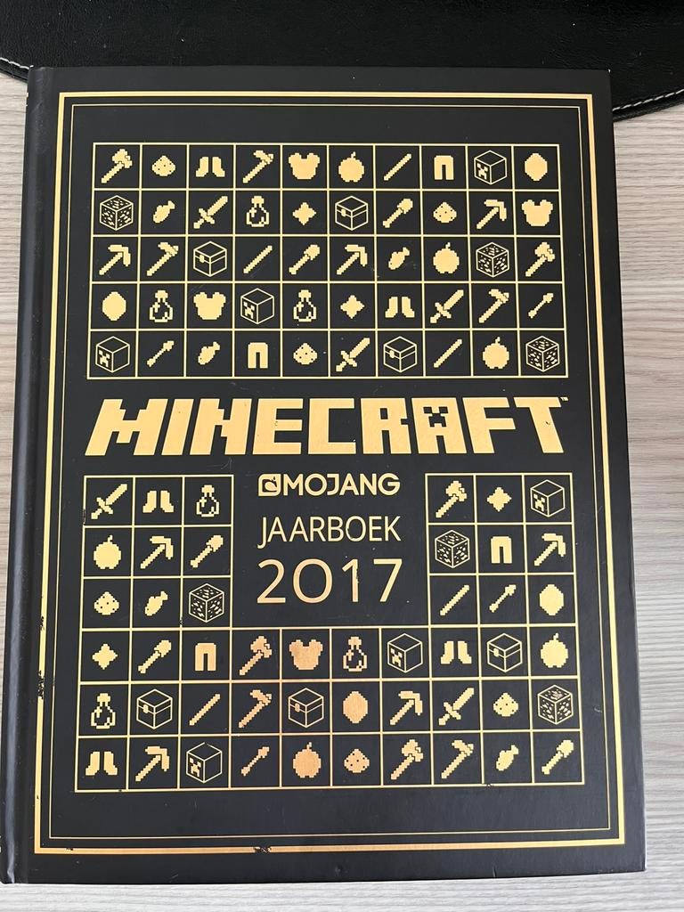 Stephanie Milton - Minecraft jaarboek 2017, Boeken, Ophalen of Verzenden, Stephanie Milton