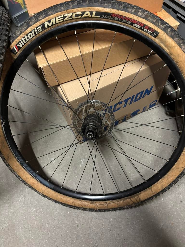 Mtb 29inch wielset syncros met banden en schijven, Enlèvement, Comme neuf