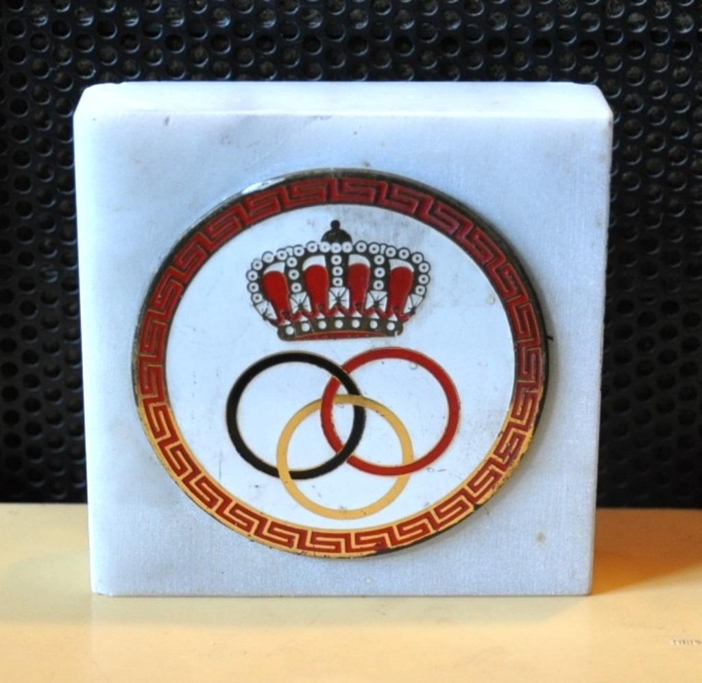 médaille sportive sur marbre blanc, Enlèvement ou Envoi, Autres matériaux