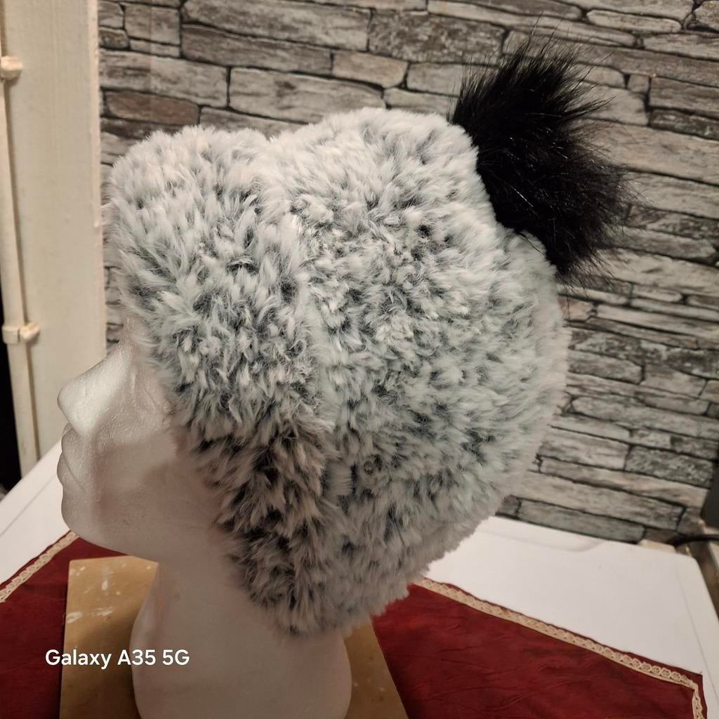 Muts van faux wol, grijs zwart , en zwarte harige pompon, Kleding | Dames, Ophalen of Verzenden, Nieuw, Muts