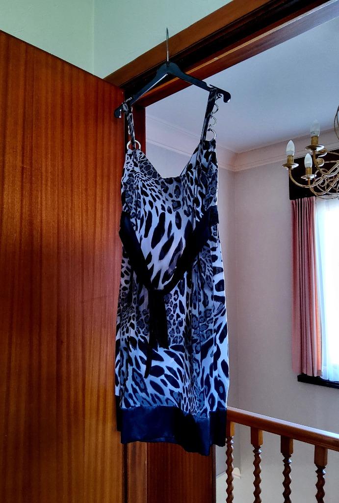 Robe à encolure profonde Vogue, Vogue, Envoi