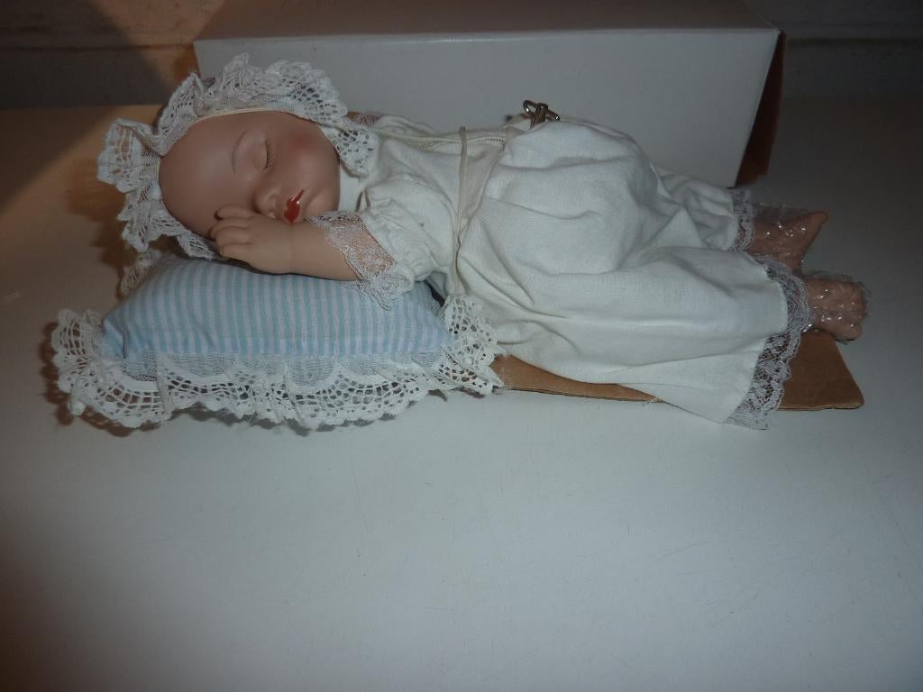 Bébé dormeur musical, tête, pieds & mains en porcelaine, Enlèvement, Neuf, Vêtements