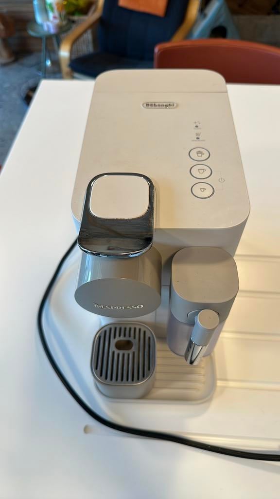 De’Longhi Nespresso Lattissima One, Elektronische apparatuur, Koffiezetapparaten, Ophalen, Zo goed als nieuw, Koffiepads en cups