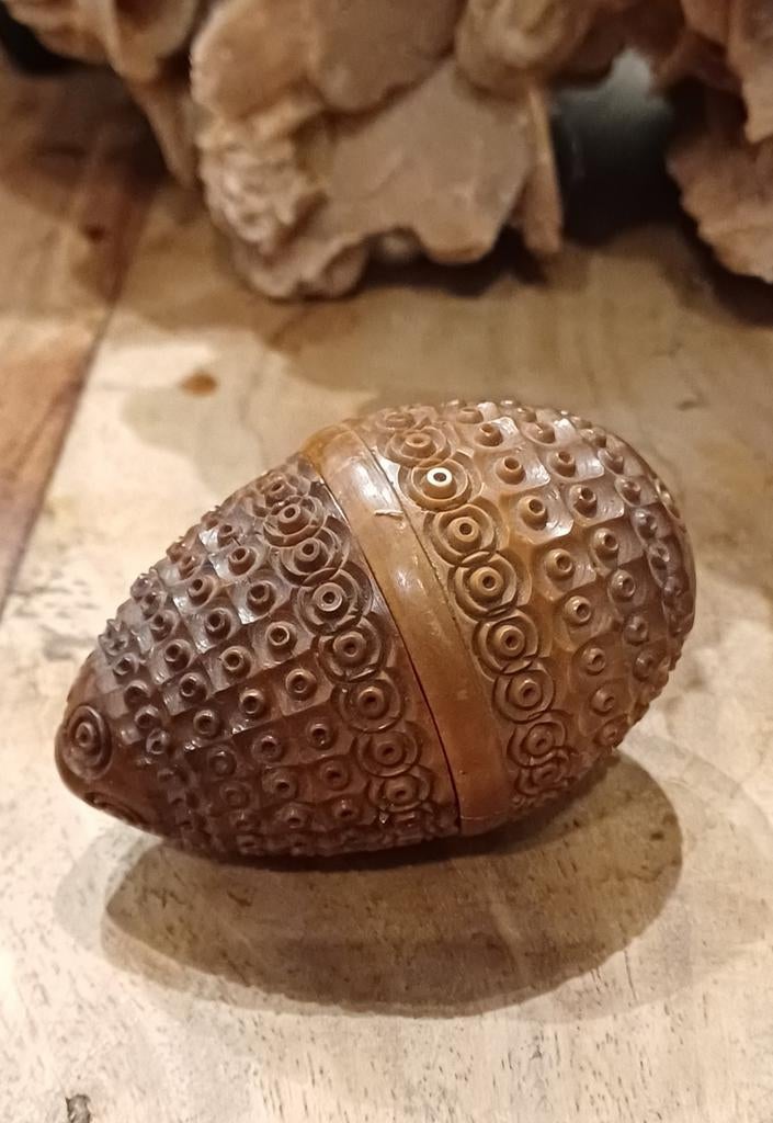 Coquilla noot snijwerk groot ei, Antiek en Kunst, Ophalen of Verzenden