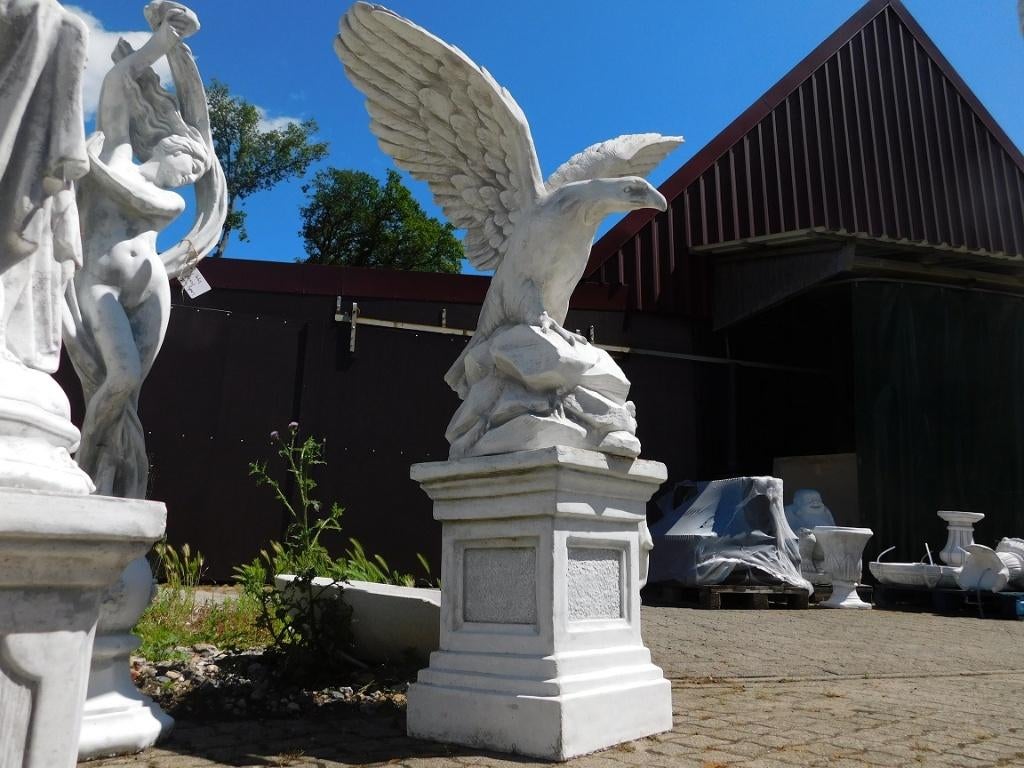 Grote adelaar op sokkel - XXL - vol steen, Ophalen of Verzenden, Steen, Dierenbeeld