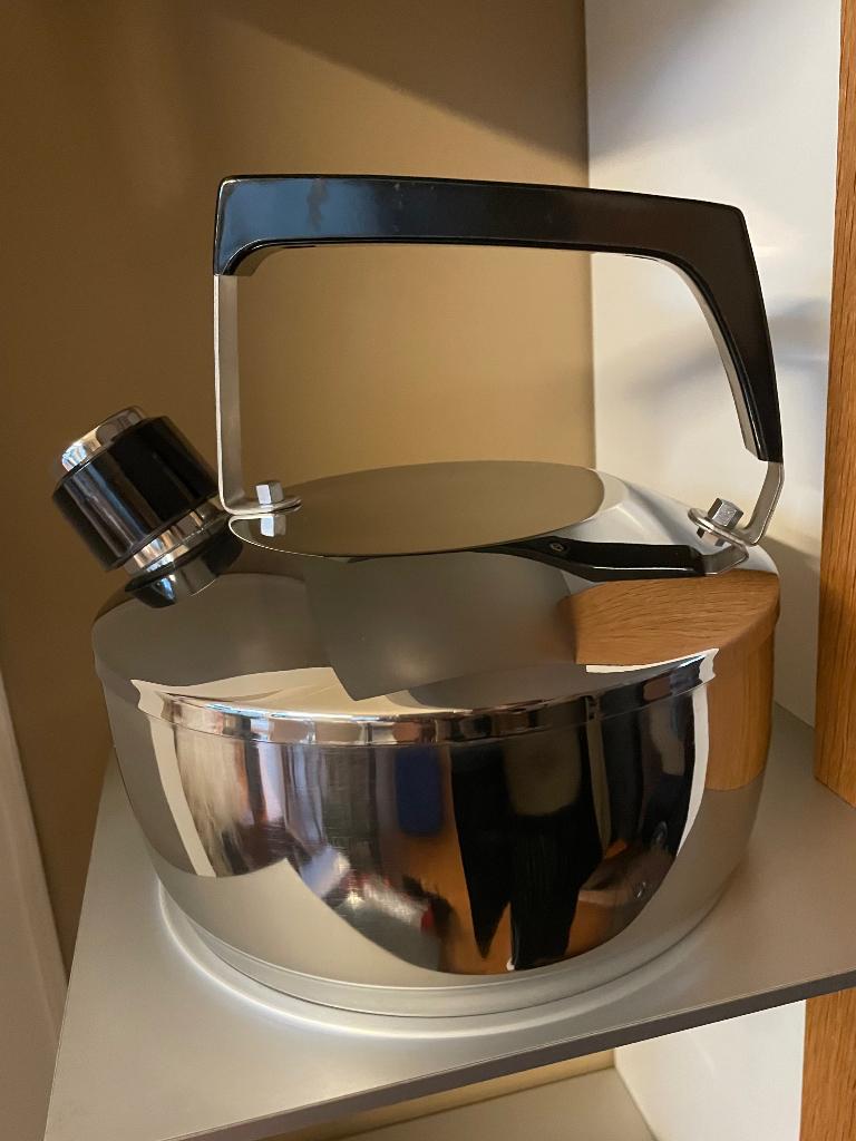 Grande bouilloire sifflante en acier inoxydable AMC, Electroménager, Enlèvement ou Envoi, Neuf, Inox