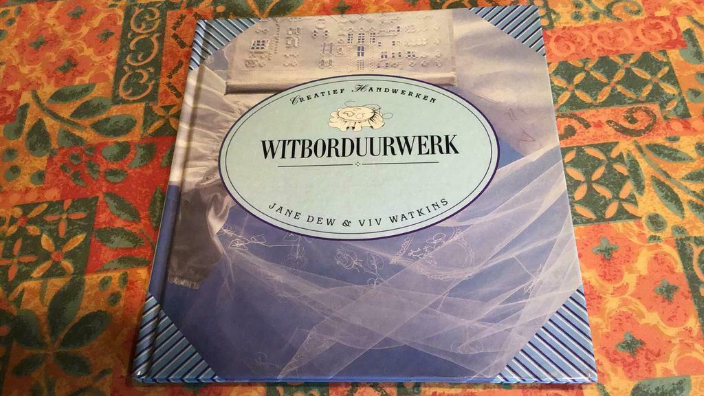 Wit borduurwerk ($), Hobby en Vrije tijd, Breien en Haken, Ophalen of Verzenden, Zo goed als nieuw