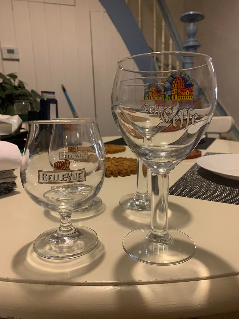2 Leffe glazen en 2 Bellevue glazen, Ophalen, Zo goed als nieuw, Leffe