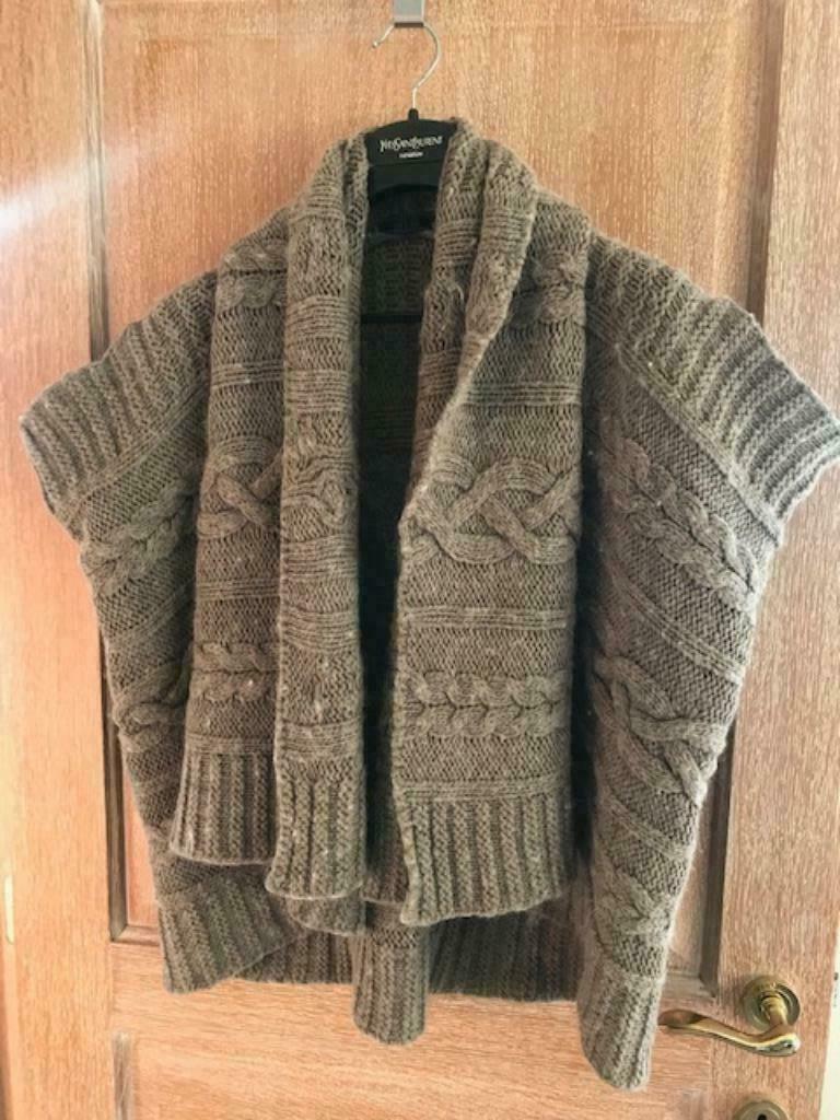 Nieuwe wollen cape GUESS - maat M (zn4344), Guess, Ophalen of Verzenden, Nieuw, Maat 38/40 (M)
