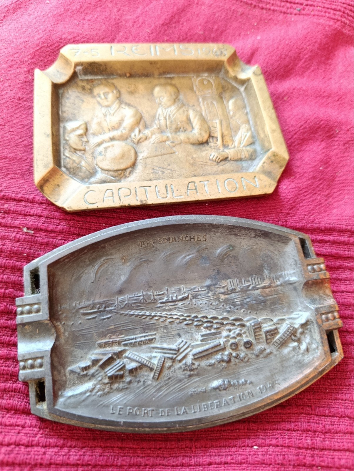 2 cendriers commémoratifs capitulation et Arromanches, Enlèvement ou Envoi