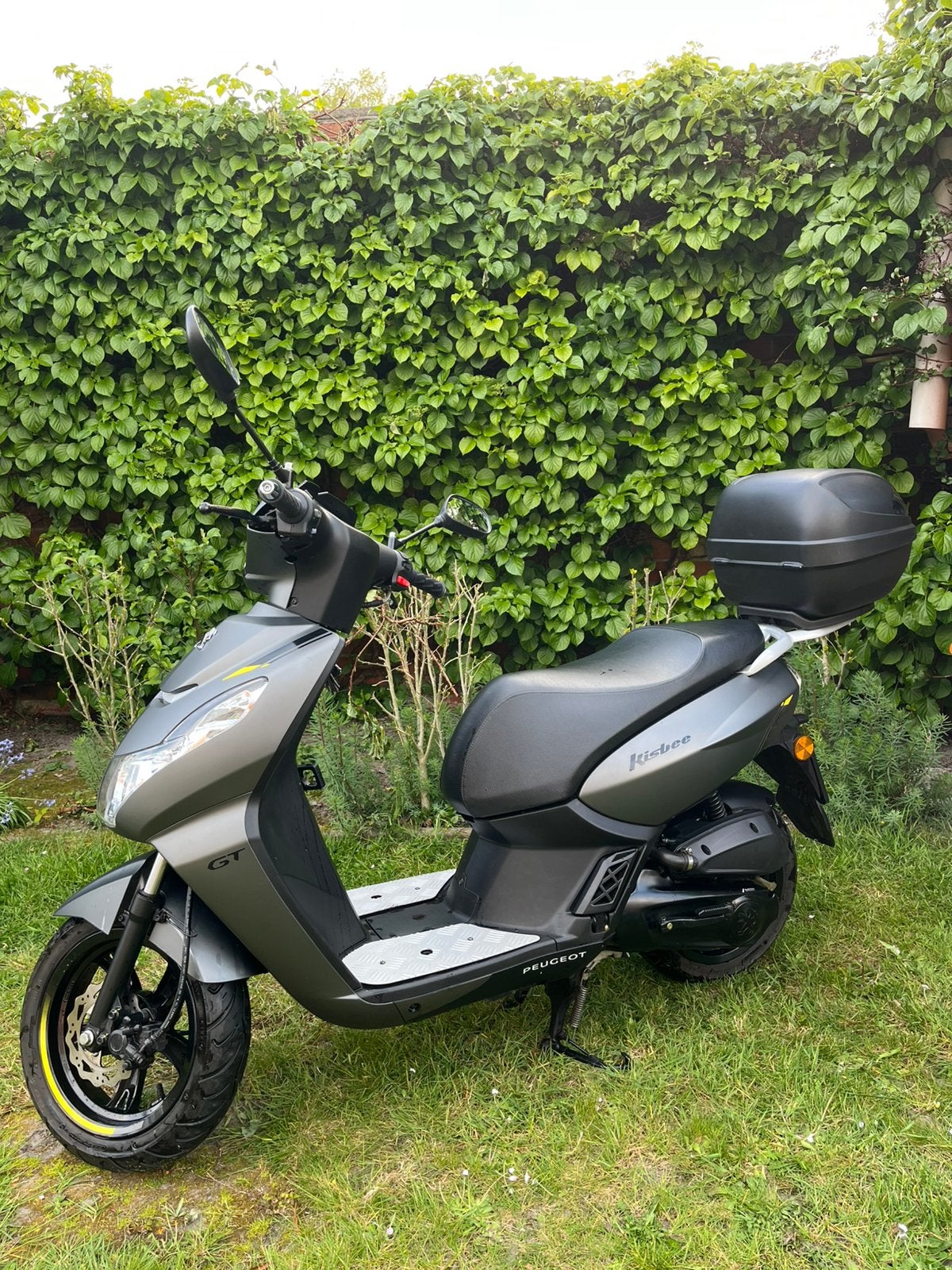 Peugot Kisbee GT Mad Grey B klasse uitstekende staat, Fietsen en Brommers, Ophalen, Benzine, 50 cc, Klasse B (45 km/u)