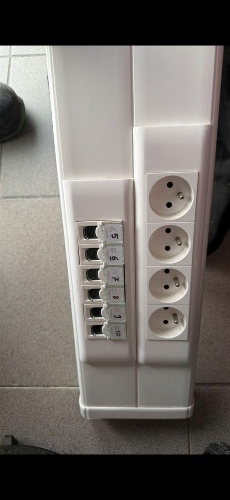 Legrand dubbel Kabelgoot 2,50 m. met zes utp en vier stopcon, Ophalen, Zo goed als nieuw