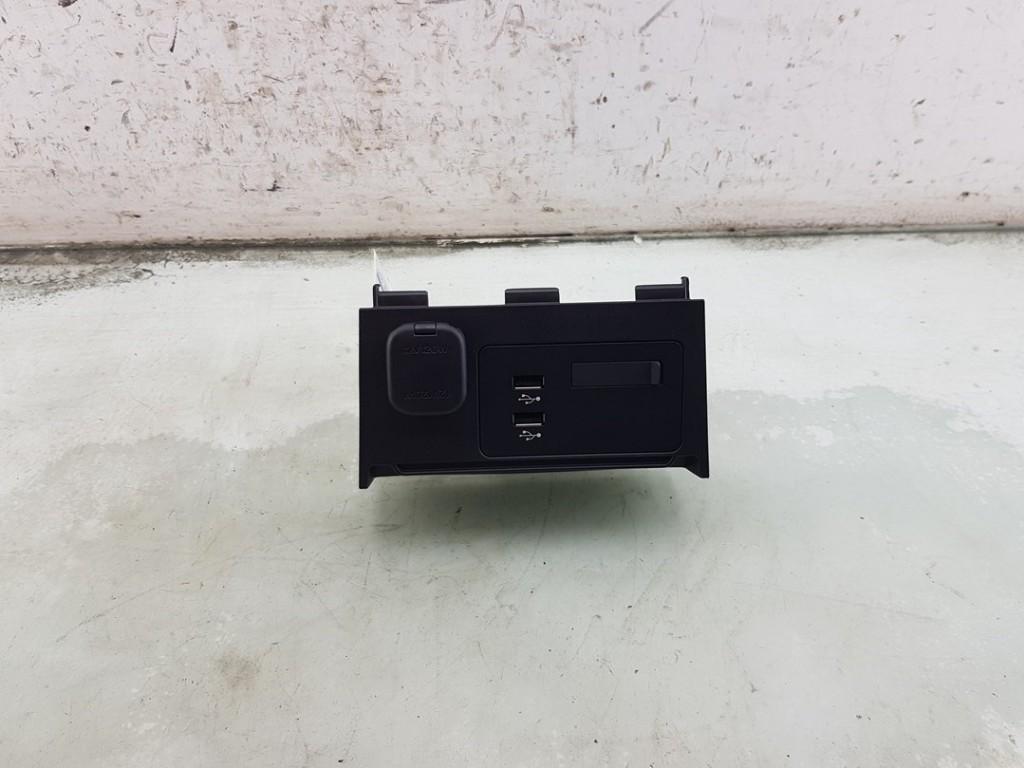 AUX/USB POORT Mazda 3 Sport (BP) (|DN4E669U0B|DN4E669U0C|), Hitdorfer Straße 73
51371  Leverkusen, DE, Gebruikt, Mazda, Info@mazda.de