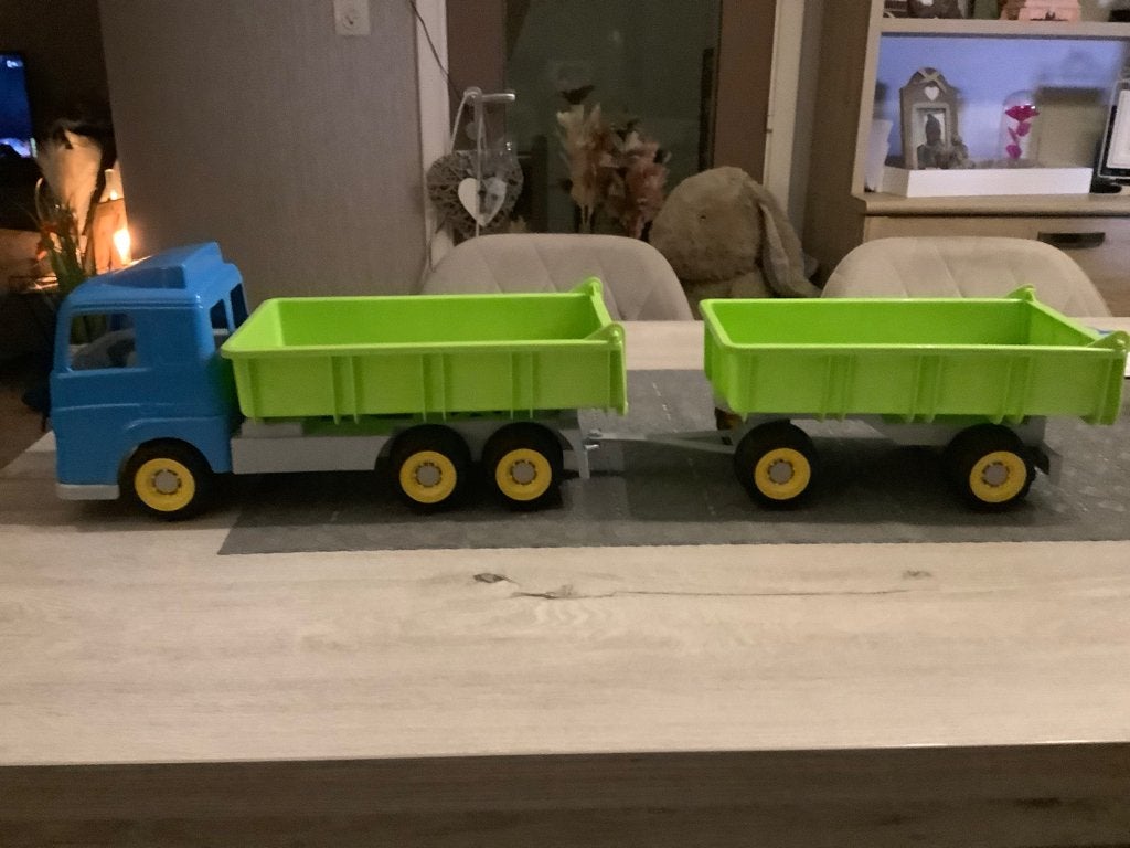 Plastic speelgoed vrachtwagen met aanhanger (20x75 cm), Ophalen of Verzenden, Zo goed als nieuw