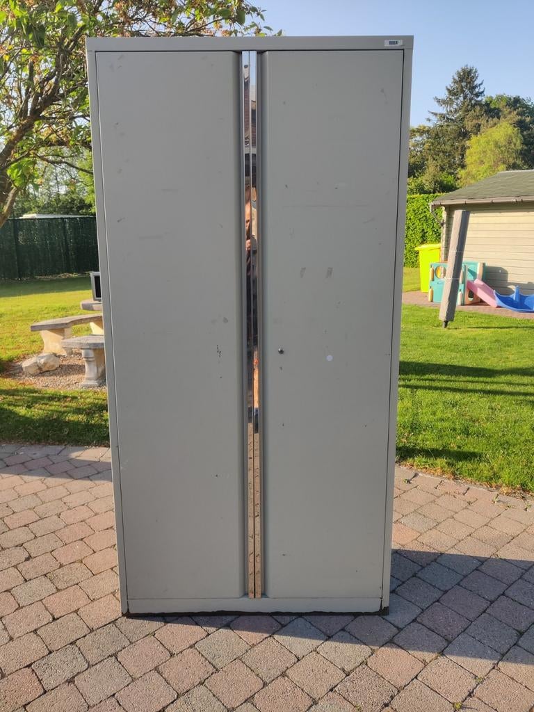 Armoire métallique de 2 m de haut, 1 m de large et 45 cm de, Enlèvement
