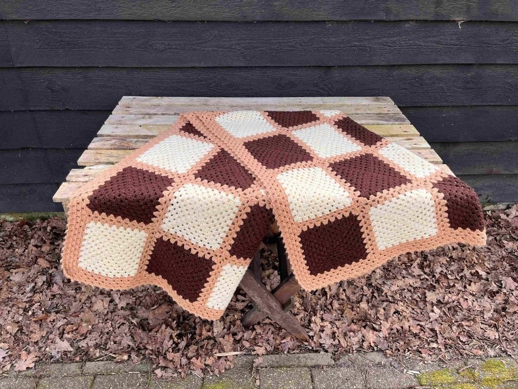 Granny woondeken gehaakt in bruintinten 195/122 cm, Huis en Inrichting, Wit, Gehaakt, Ophalen of Verzenden, Woondeken