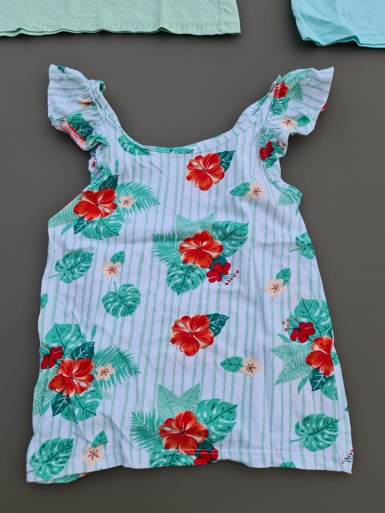 t-shirt met bloemen, 116, Kinderen en Baby's, Kinderkleding | Maat 116, Ophalen, Zo goed als nieuw