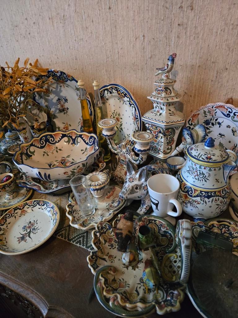 Assiettes, plats, carafes... en porcelaine vieux Rouen., Ophalen