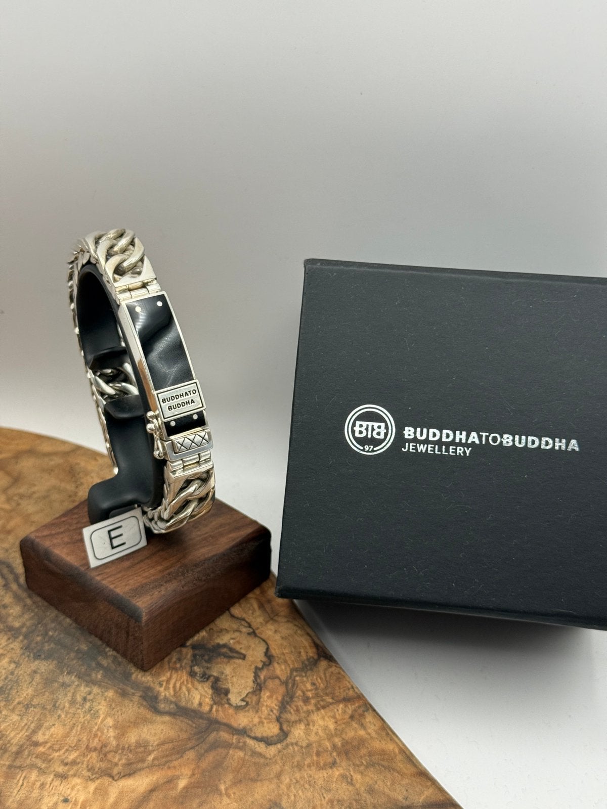 “ESTHER LIMITED STRENGTH” buddha to buddha 22,5cm• Maat: E, Handtassen en Accessoires, Armbanden, Ophalen of Verzenden, Zo goed als nieuw