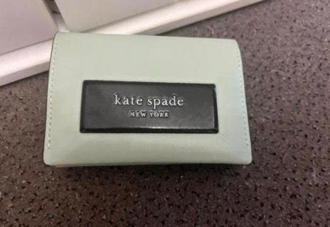 Portemonnee kate spade LABEL CARD CASE TRIFOLD wallet, Handtassen en Accessoires, Portemonnees, Nieuw, Leder, Groen, Ophalen