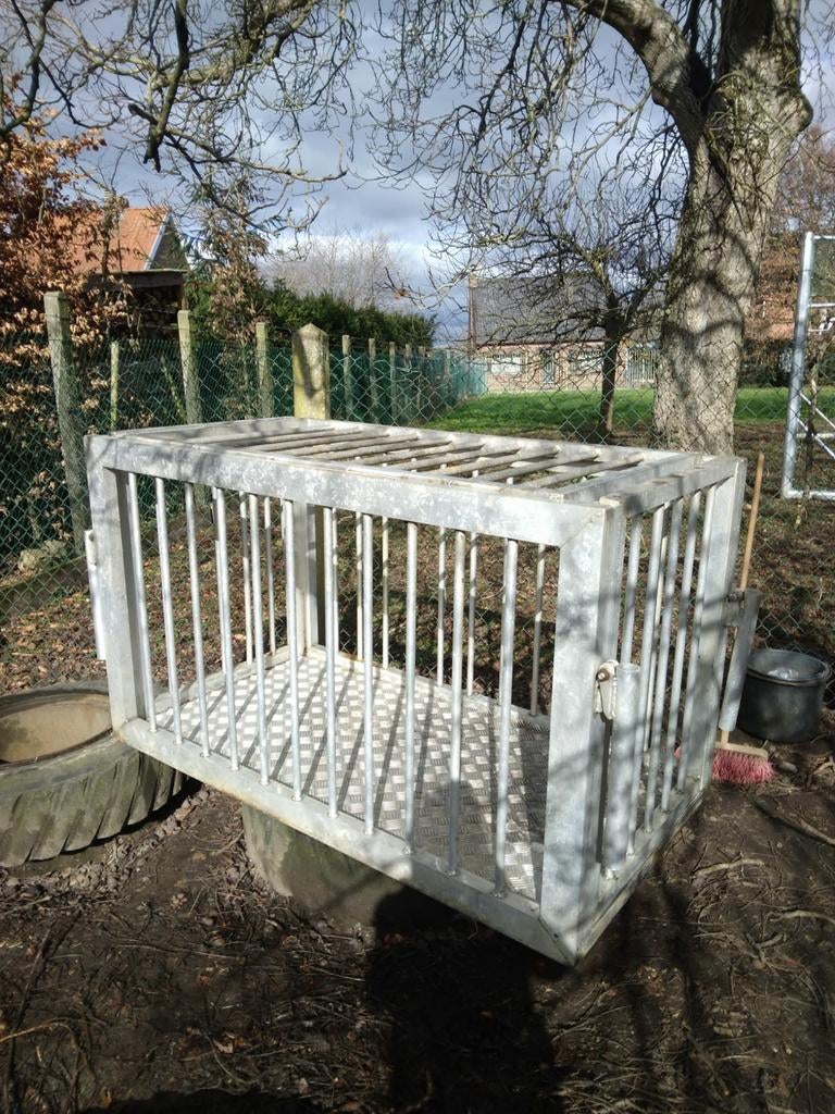 Aluminium kooi voor dierenvervoer, Ophalen