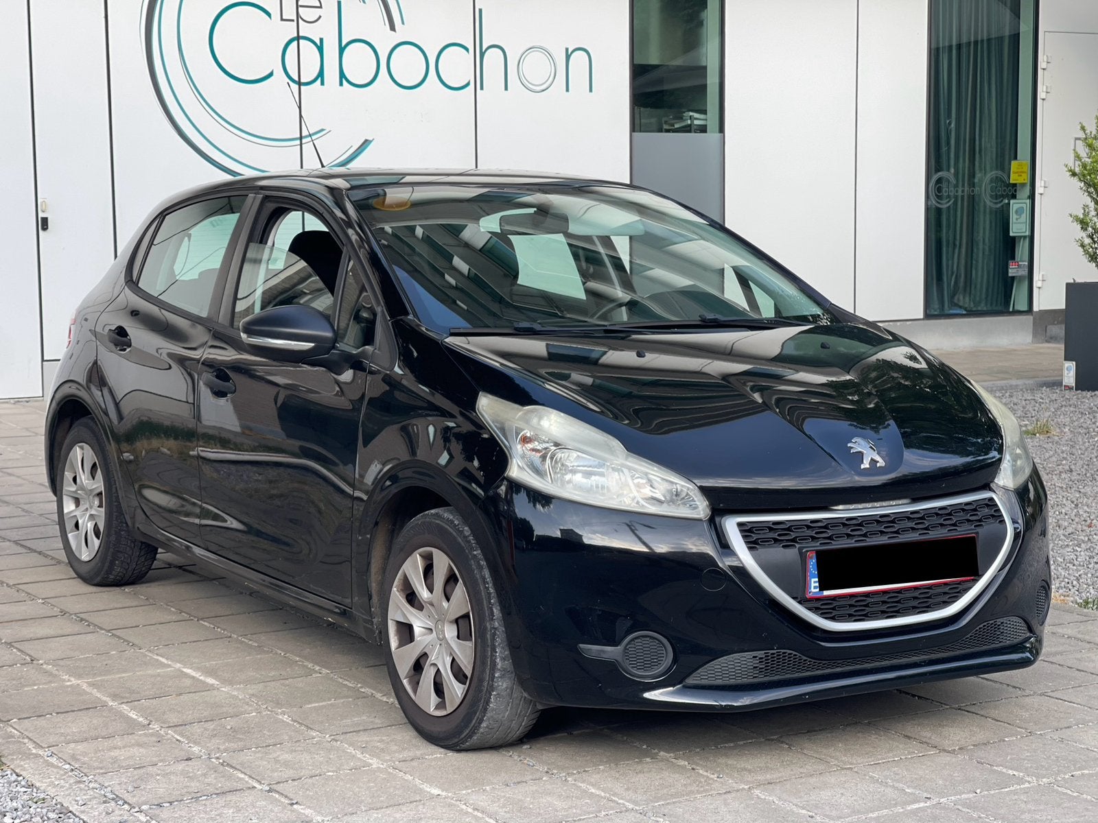 Peugeot 208 – 2013 – 140 000 km – 1.2 Essence, Achat, Phares directionnels, Noir, 5 portes