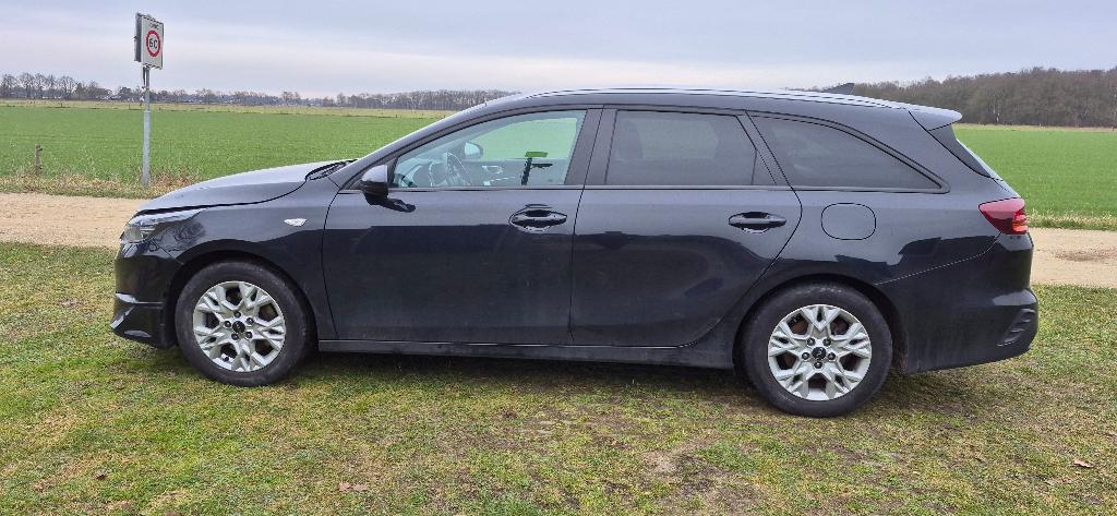 KIA C EED BJ 2022 BENZINE KM 68D PLAATSCHADE, Autos : Divers, Voitures accidentées, Kia, Boîte manuelle, Break, Enlèvement